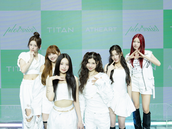 Girl group AtHeart poses for photos during a debut showcase for its first EP, ″Plot Twist,″ on Aug. 13 at Blue Square in central Seoul. [TITAN CONTENT]