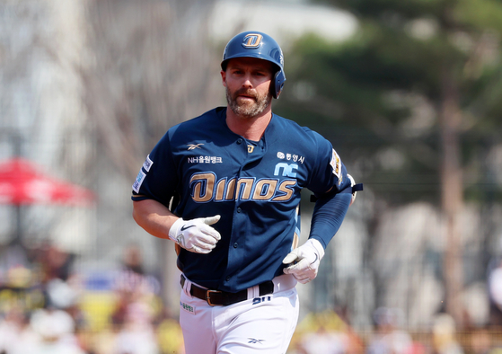 NC Dinos slugger Matt Davidson runs to home base during a game against KIA Tigers at the Gwanju Kia Champions Field in Gwangju on March 23. [YONHAP]
