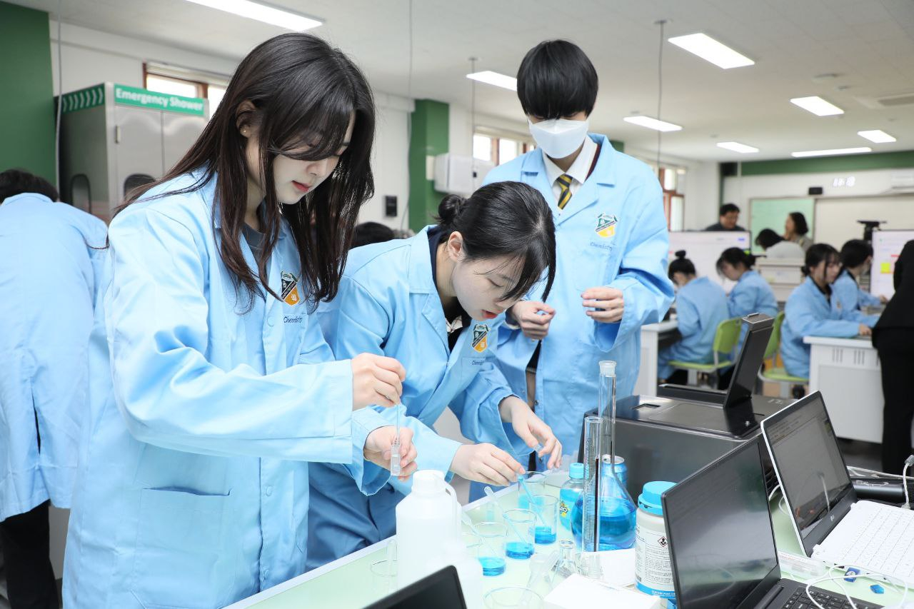 Students at a science high school conduct experiments in an undated file photo. [GYEONGGI OFFICE OF EDUCATION]