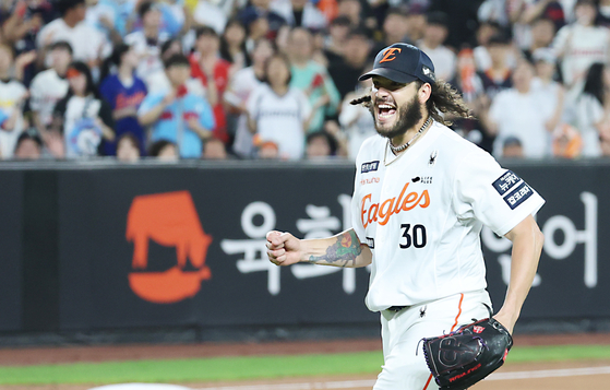 Hanwha Eagles pitcher Cody Ponce roars after recording his 200th strikeout of the season in the sixth inning, setting the KBO record for the fewest games needed to reach the milestone, during a game against the Lotte Giants at Hanwha Life Eagles Park in Daejeon on Aug. 12. [NEWS1]