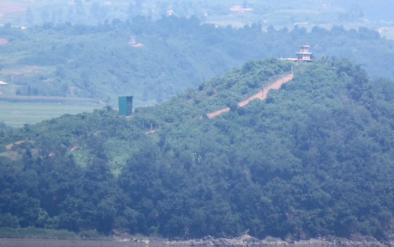 The photo shows a North Korean guard post and loudspeaker facing the South along the Imjin River in Paju, Gyeonggi, near the inter-Korean border on Aug. 10. [YONHAP]