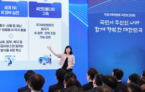 Song Kyung-hee, a co-chair of the economy subcommittee of the policy planning committee, speaks during the State Affairs Planning Committee's public report meeting at the Blue House's state guesthouse in Jung District, central Seoul, on Aug. 13. [YONHAP]