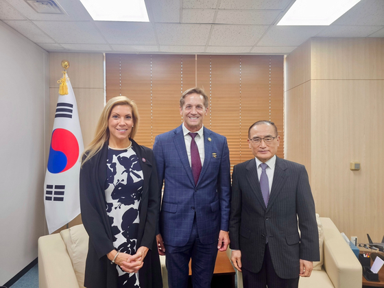 National Security Adviser Wi Sung-lac, right, poses for a photo with Rep. Richard McCormick and Rep. Beth Van Duyne in Seoul on Aug. 12. [PRESIDENTIAL OFFICE]