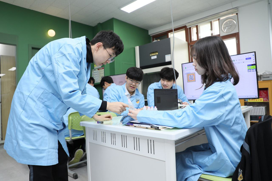 Students at a science high school conduct experiments in an undated file photo. [GYEONGGI OFFICE OF EDUCATION]
