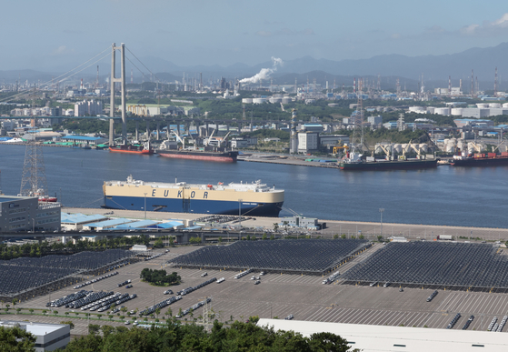 A large car carrier ship waits at the export shipping pier of Hyundai Motor’s Ulsan plant on July 28. [YONHAP]