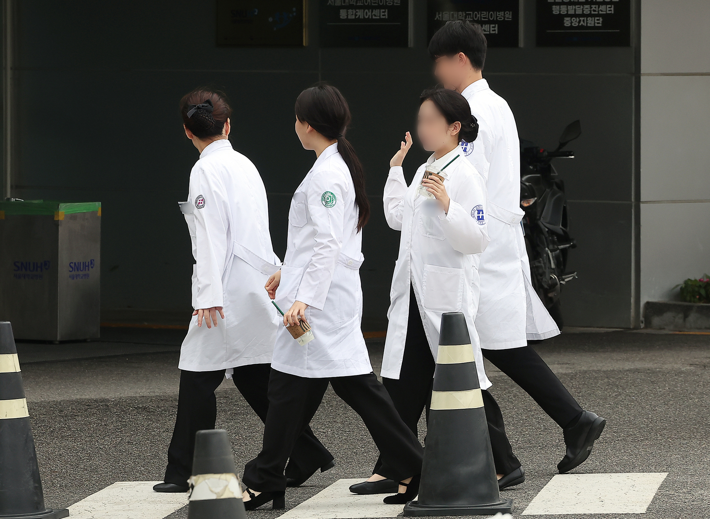 Doctors walk outside a hospital in Seoul on June 25. [NEWS1]