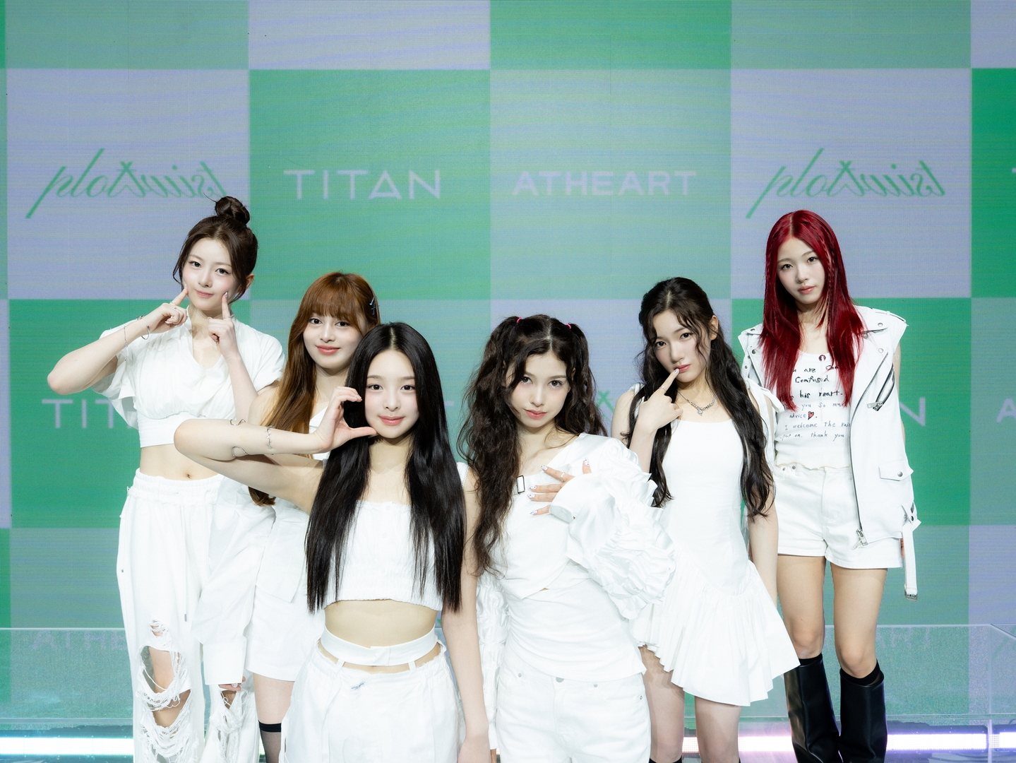 Girl group AtHeart poses for photos during a debut showcase for its first EP, ″Plot Twist,″ on Aug. 13 at Blue Square in central Seoul. [TITAN CONTENT]