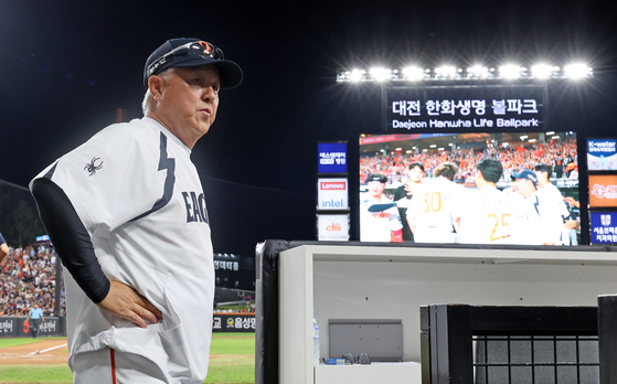 Hanwha Eagles manager Kim Kyung-moon looks at pitcher Cody Ponce as he walks off the mound after the seventh inning during a game against the Lotte Giants at Hanwha Life Eagles Park in Daejeon on Aug. 12. [YONHAP]