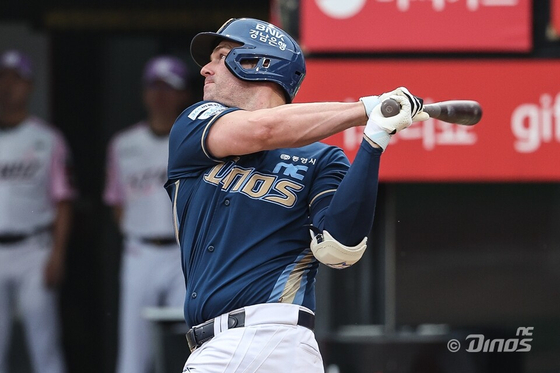 NC Dinos slugger Matt Davidson wings the bat during a match against the Lotte Giants on June 25. [NC DINOS]