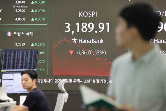 A screen in Hana Bank's trading room in central Seoul on Aug. 12. [YONHAP]
