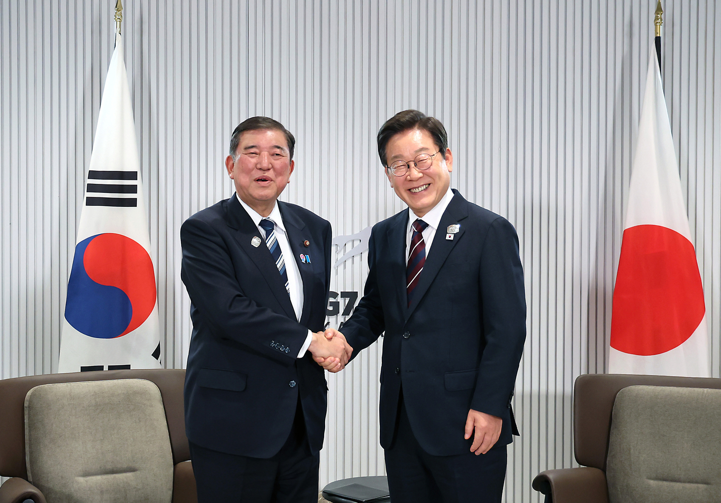 Korean President Lee Jae Myung, right, and Japanese Prime Minister Shigeru Ishiba shake hands ahead of bilateral talks on the margins of the Group of Seven, or G7, summit in Canada on June 17. [JOINT PRESS CORPS]