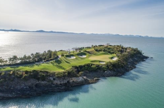 This file photo provided by Pine Beach Golf Links in Haenam, South Jeolla shows the seaside course's sixth hole on April 7. [YONHAP]