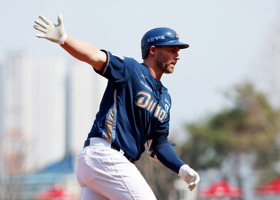 NC Dinos slugger Matt Davidson runs to home base during a game against KIA Tigers at the Gwanju Kia Champions Field in Gwangju on March 23. [YONHAP]