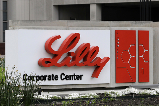 A sign for Eli Lilly stands outside its corporate headquarters in Indianapolis on April 26, 2017. [AP/YONHAP]