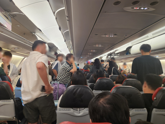 The AirAsia Flight D7 506 from Kuala Lumpur, Malaysia, scheduled to arrive in Incheon, lands at Gimpo Internationa Airport on Aug. 13. [YONHAP]