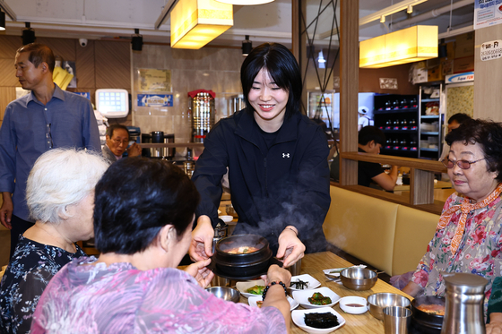 Huh Mi-mi serves meals to elderly descendants of independence activists at a restaurant in Mapo District, western Seoul, on Aug. 14. [KIM JONG-HO] 