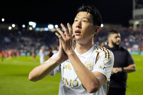 Son Heung-Min of Los Angeles FC greets the fans during the MLS match between Chicago Fire FC and Los Angeles Football Club at SeatGeek Stadium in Bridgeview, Illinois. on Aug. 9. [AFP/YONHAP]