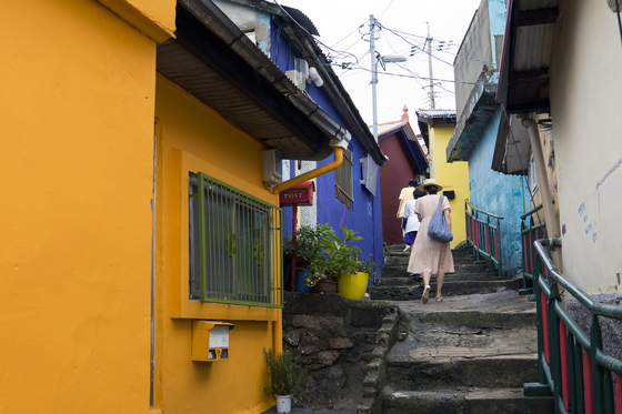 Seosan-dong Mural Village in Mokpo, South Jeolla, is the setting of a chase scene in “Low Life.” [DISNEY+] 