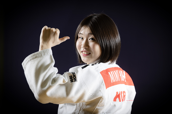 Huh Mi-mi poses in a judo uniform with a red name tag signifying her world No. 1 ranking after an interview at a gym in Incheon on Jan. 17. [JUN MIN-KYU]