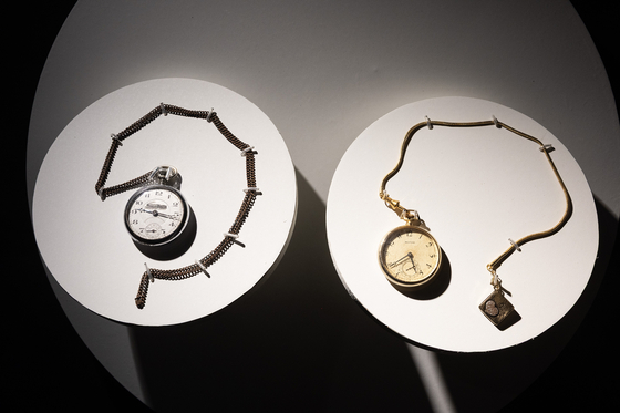 Pocket watches of activists Yun Bong-gil and Kim Gu are on display at the Korea Heritage Service's special exhibition titled “The Radiant Heritage of Independence” at Deoksu Palace in Jongno District, central Seoul, on Monday. [JOONGANG ILBO]