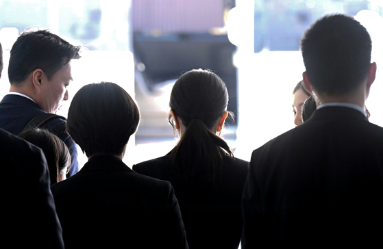 Former First Lady Kim Keon Hee leaves the Seoul Central District Court in Seocho District, southern Seoul, after her detention hearing ends on Aug. 12. [JOINT PRESS CORPS]