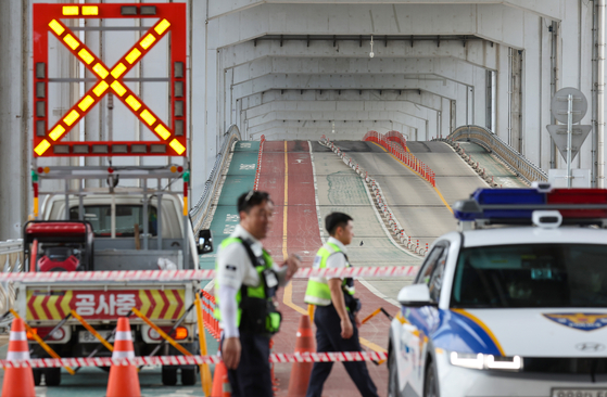 The Jamu Bridge in central Seoul remains closed on July 20 as increased discharge from the Paldang Dam follows heavy rainfall in northern Gyeonggi. [JOONGANG ILBO] 