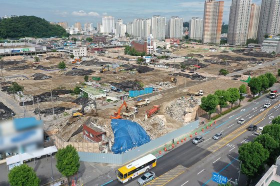 Vehicles pass the site of a deadly building collapse in the southwestern city of Gwangju in this file photo taken June 11, 2021. [YONHAP]