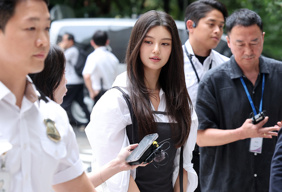 NewJeans member Danielle, center, appears at Seoul Central District Court in southern Seoul on Aug. 14. [NEWS1] 