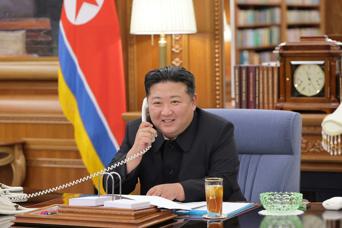 North Korea’s Rodong Sinmun reported on Aug. 13 that leader Kim Jong-un spoke by phone with Russian President Vladimir Putin the previous day. During the call, Kim pledged to “fully support all measures to be taken by the Russian leadership in the future.” [NEWS1]