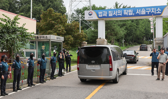 Special counsel's vehicle enters the Seoul Detention Center to re-execute an arrest warrant for former President Yoon Suk Yeol on Aug. 7. [YONHAP]