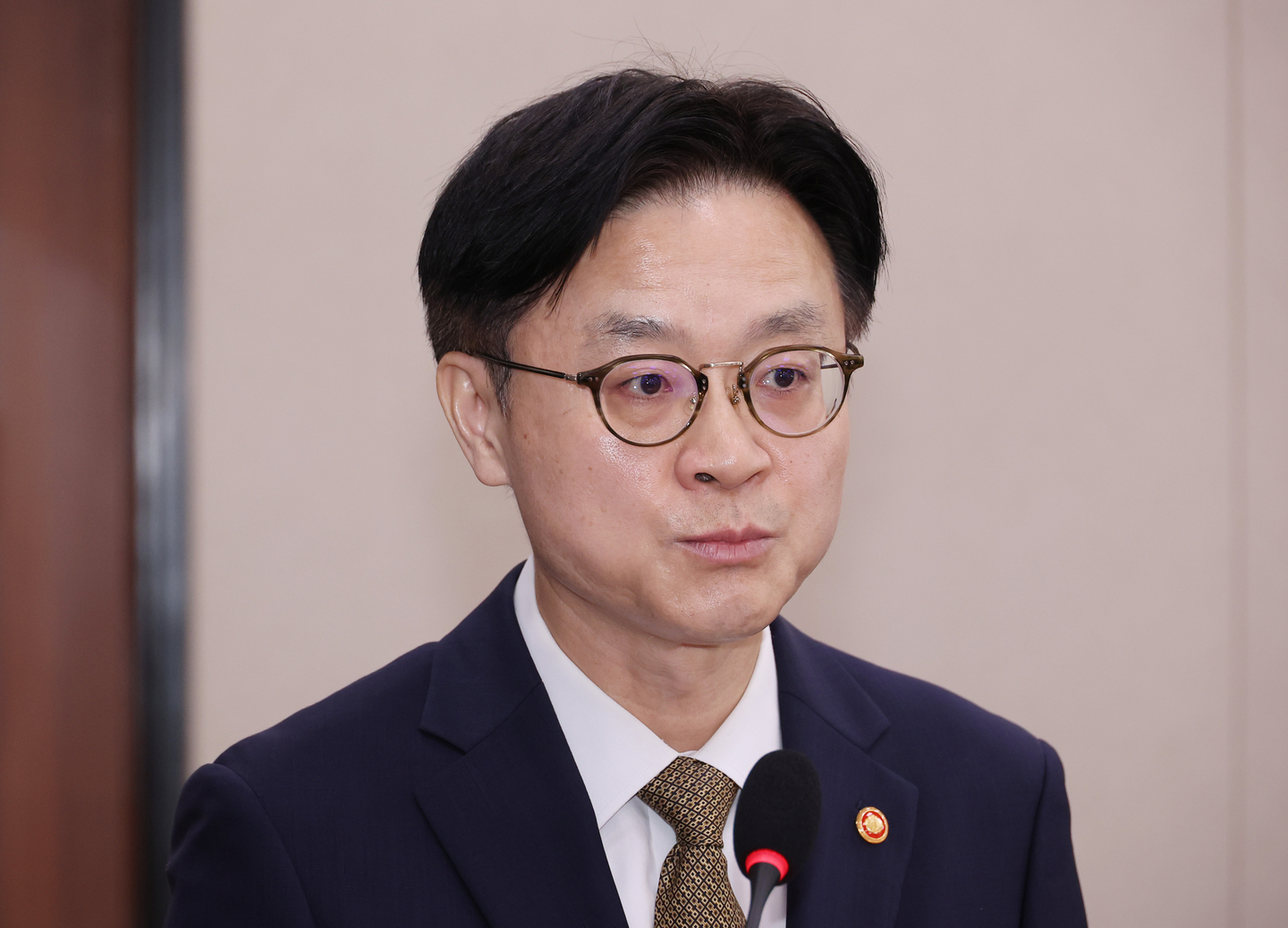Industry Minister Kim Jung-kwan speaks at a parliamentary session held at the National Assembly in western Seoul on Aug. 6. [YONHAP]