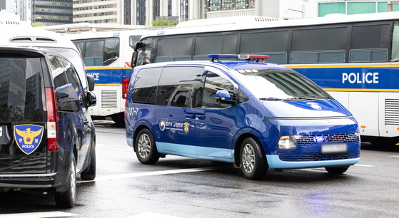A vehicle ridden by former first lady Kim Keon Hee is seen entering the special counsel office building in Jongno District, central Seoul on Aug. 14. [NEWS1]