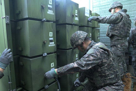 South Korean soldiers dismantle loudspeakers installed along the border with North Korea on Aug. 4. [MINISTRY OF NATIONAL DEFENSE]