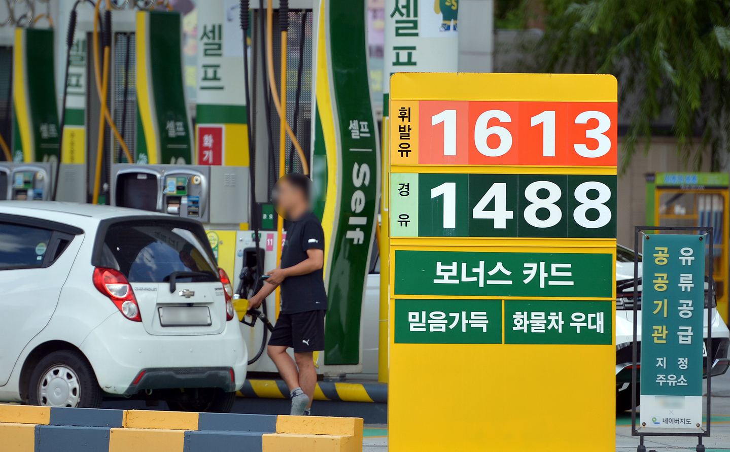 Gasoline and diesel prices are displayed on a board at a self-service gas station in Daejeon on Aug. 14. [JOONGANG ILBO] 