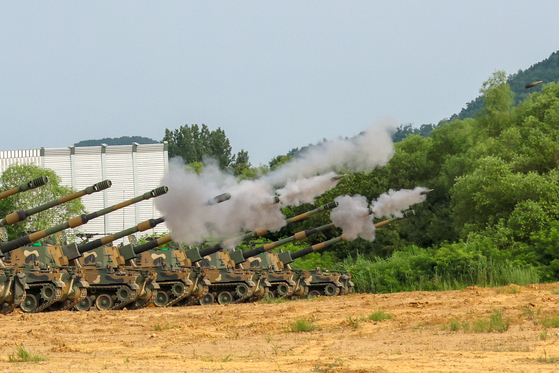K9A1 self-propelled howitzers are seen firing shells toward a target during live-fire drills in Pocheon, Gyeonggi, on July 31. [NEWS1]