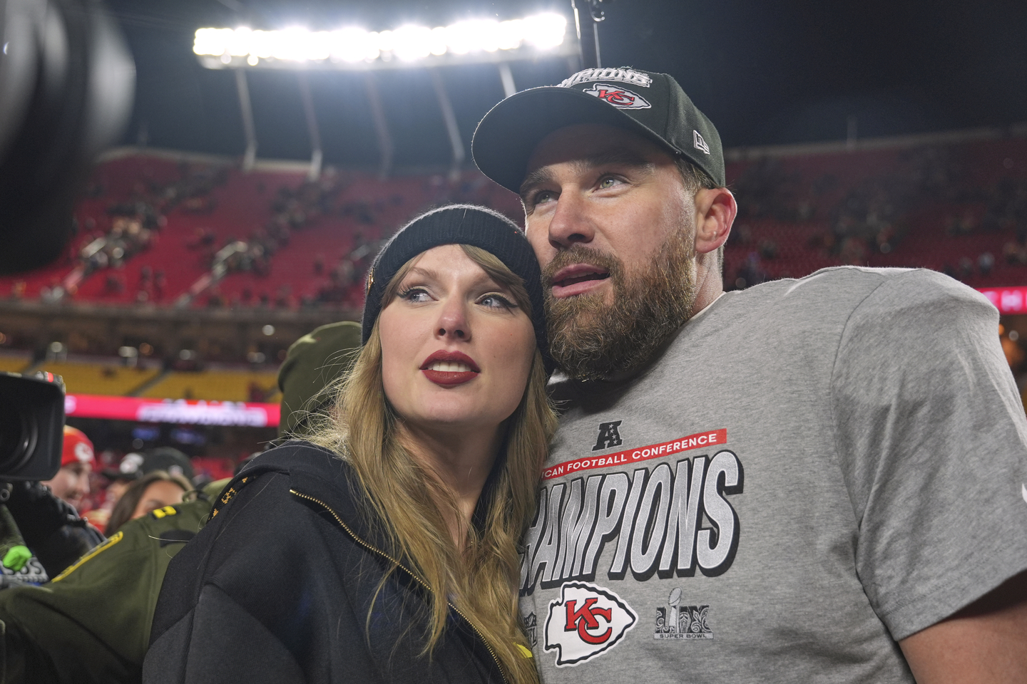 Kansas City Chiefs tight end Travis Kelce, right, appears with singer Taylor Swift after the Chiefs victory over the Buffalo Bills in the AFC Championship game in Kansas City, Mo., on Jan. 26. [AP/YONHAP]