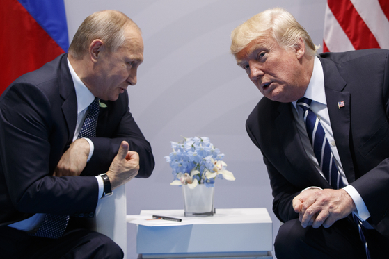 U.S. President Donald Trump meets with Russian President Vladimir Putin at the G20 summit in Hamburg, Germany on July 7, 2017. [AP/YONHAP]