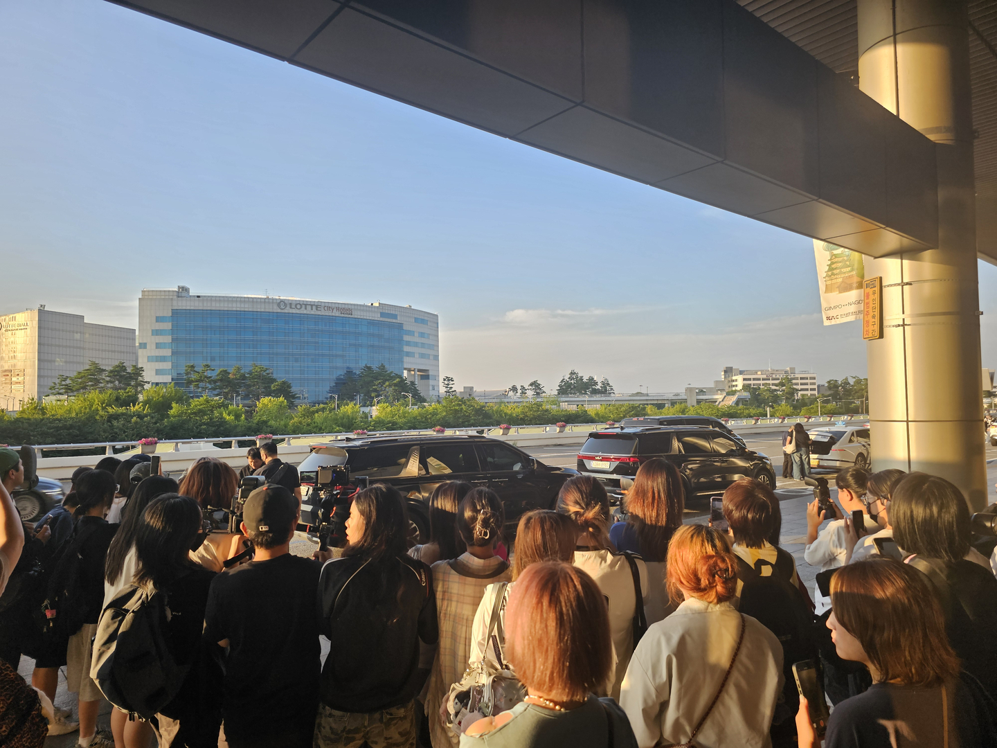 Fans are seen gathered outside the Gimpo International Airport in western Seoul on Aug. 8 [SHIN HA-NEE]