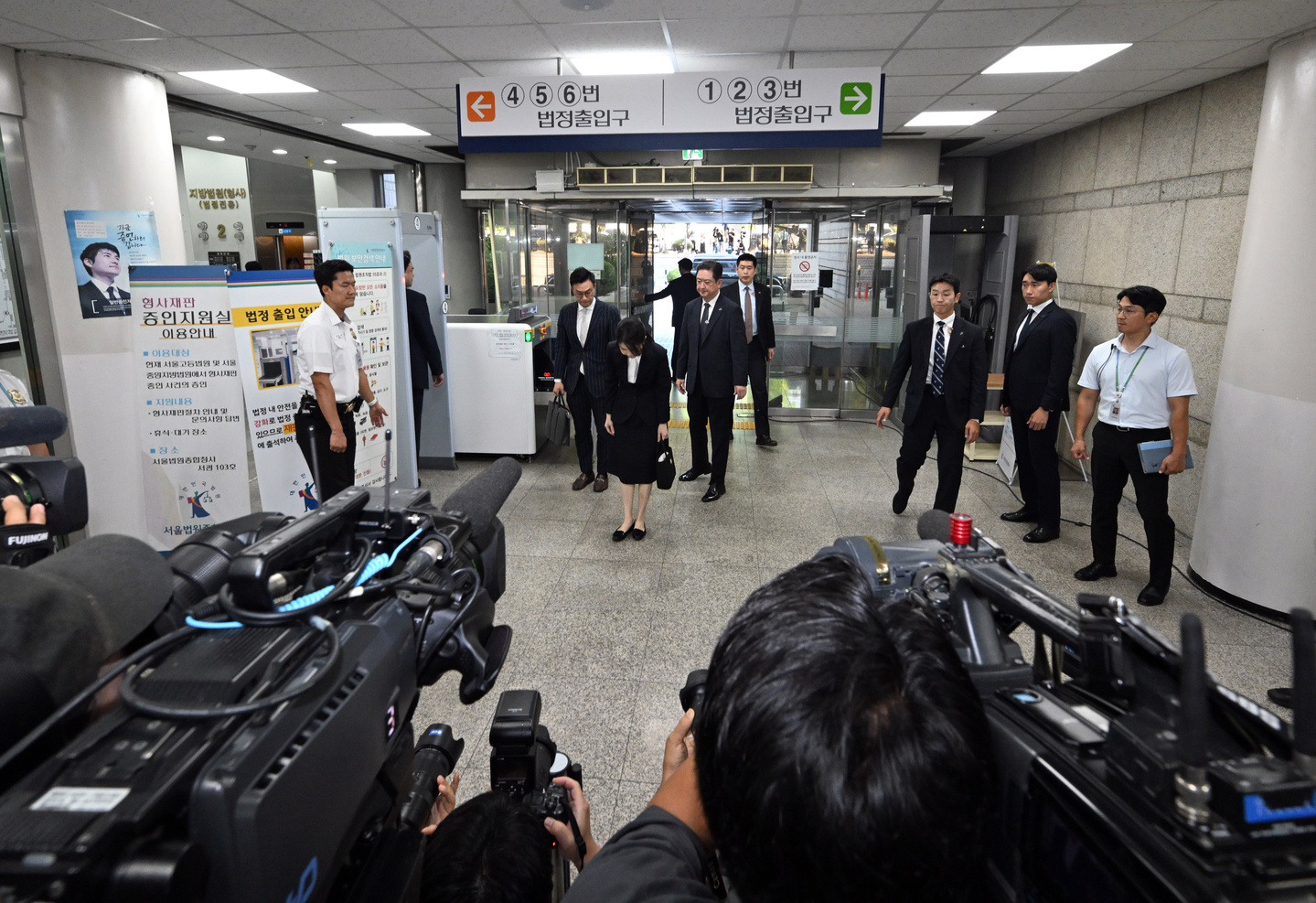 Former first lady Kim Keon Hee, center, bows after arriving at the Seoul Central District Court in southern Seoul on Aug. 12. [JOINT PRESS CORPS]