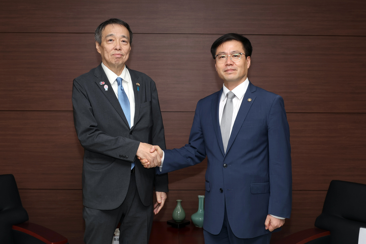 Trade Minister Yeo Han-koo, right, shake hands with Japanese Ambassador to Korea Koichi Mizushima during a meeting in central Seoul on Aug. 14. [MINISTRY OF TRADE, INDUSTRY AND ENERGY]