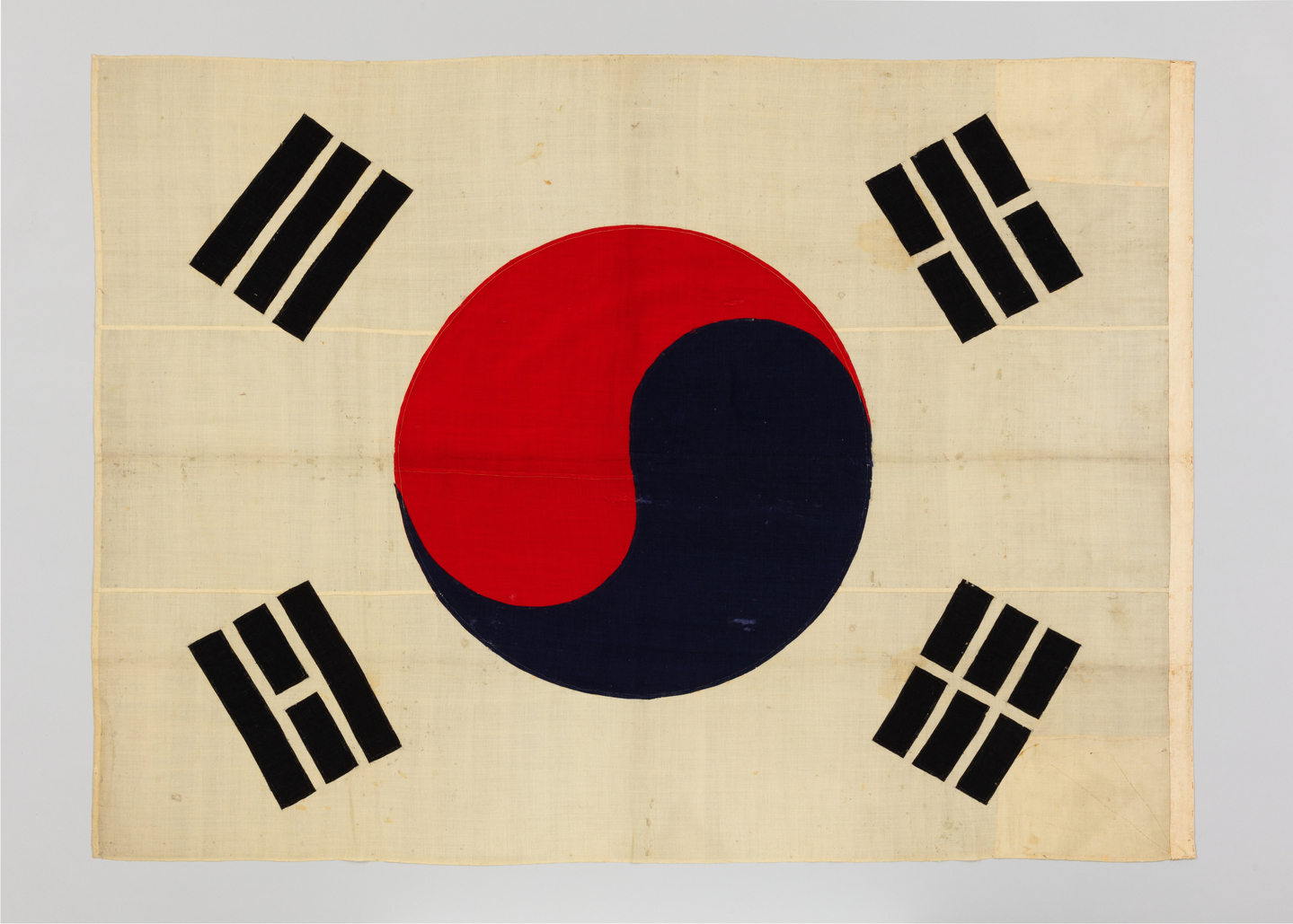 A Taegeukgi or Korean national flag secretly kept after Japan’s annexation of Korea in 1910. [NATIONAL MUSEUM OF KOREAN CONTEMPORARY HISTORY]