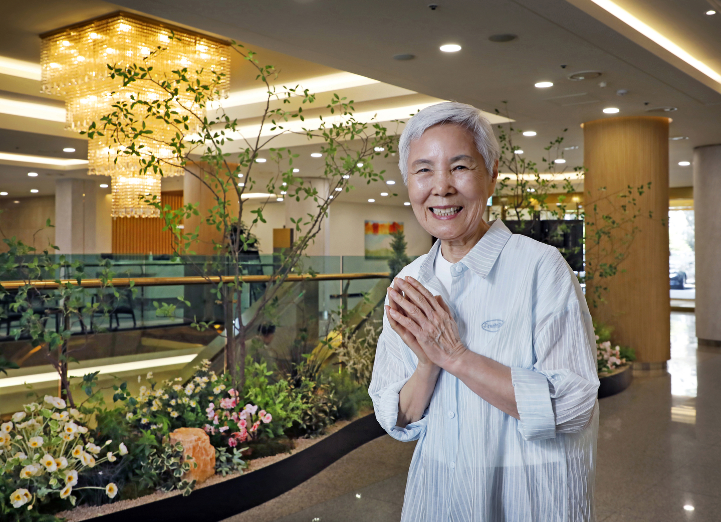 Hwang Eun-ja, who returned to Korea after roughly four decades in the United States, is pictured in the lobby of the KB Golden Life Pyeongchang County in central Seoul on Aug. 7. She lives at the hotel-themed senior residence with her husband. [PARK SANG-MOON]
