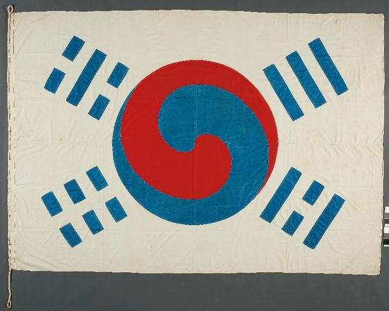 The Denny Taegeukgi, initially owned by Owen N. Denny, an American who served as a diplomatic adviser to King Gojong from 1886 to 1890, later donated by Denny's descendants to Korea [NATIONAL MUSEUM OF KOREA]