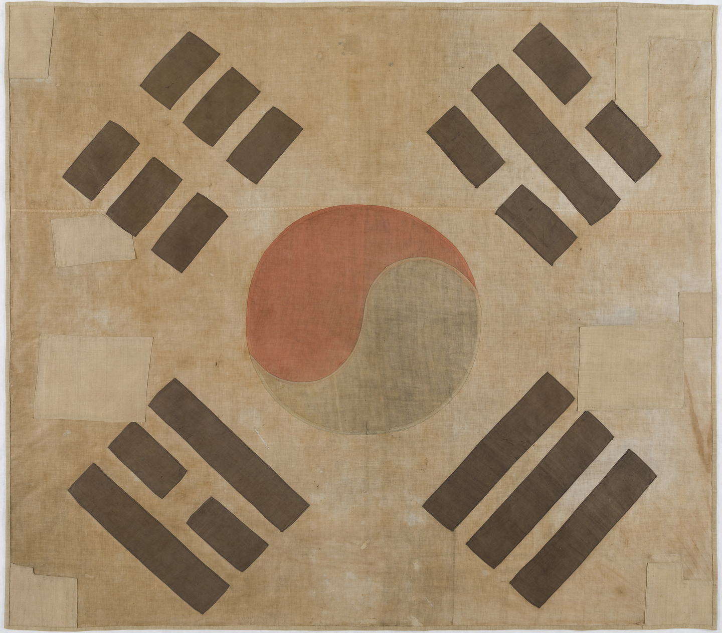 The National Museum of Korean Contemporary History has opened a special exhibition marking the 80th anniversary of Korea’s liberation titled “Our Shared Journey with the Taegeukgi.” On display is the Taegeukgi or Korean national flag from Dongduk Girls’ High School. [NATIONAL MUSEUM OF KOREAN CONTEMPORARY HISTORY]