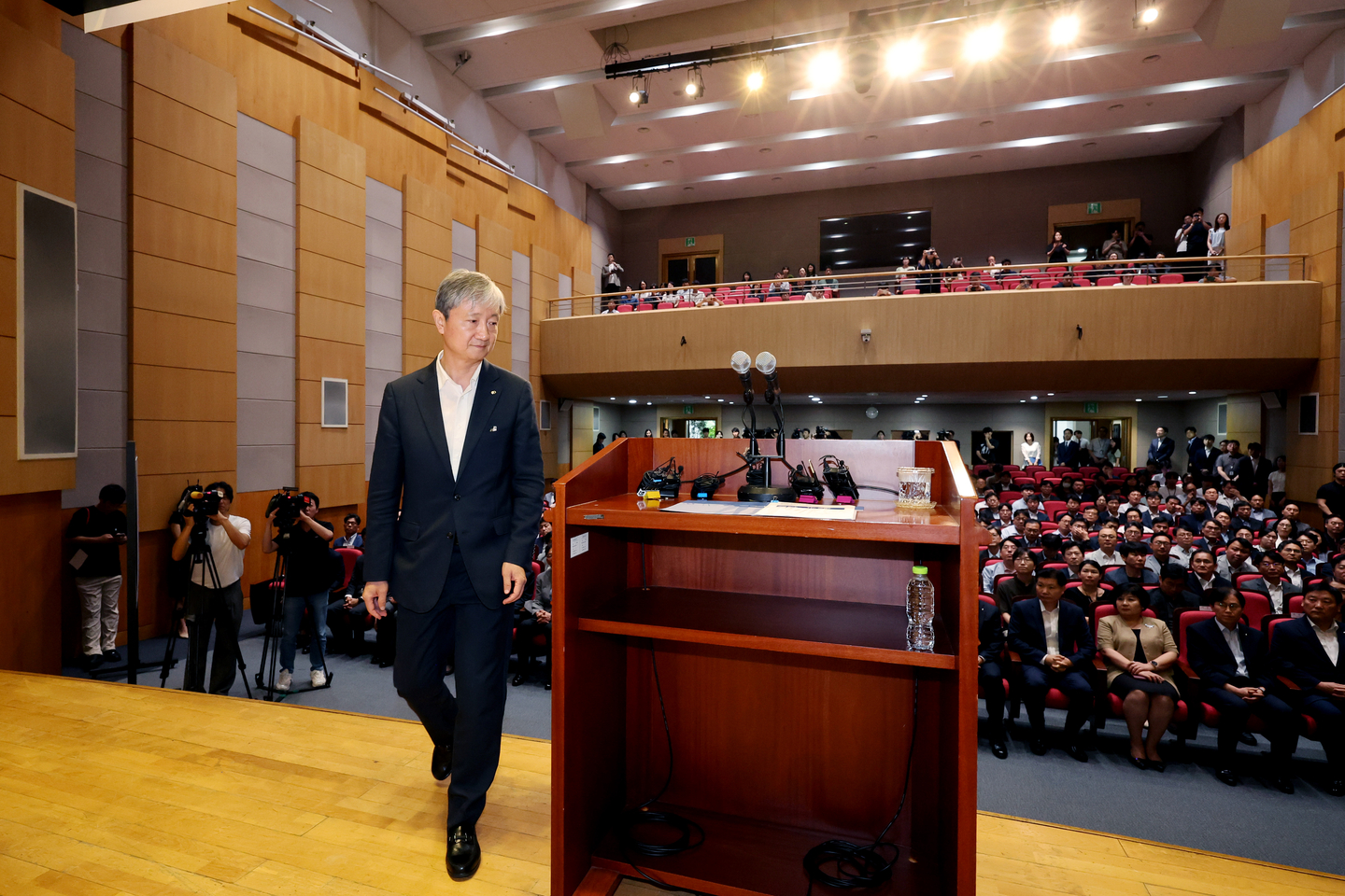 New Financial Supervisory Service Gov. Lee Chan-jin walks to the podium to deliver his inaugural address during the inauguration ceremony at the FSS headquarters in Yeouido, western Seoul, on Aug. 14. [YONHAP]