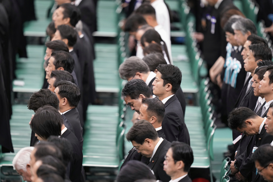 Bereaved relatives have a silent moment during a memorial service marking the 80th anniversary of Japan's World War II defeat at the Nippon Budokan hall in Toyko on Aug. 15. [AP/YONHAP]