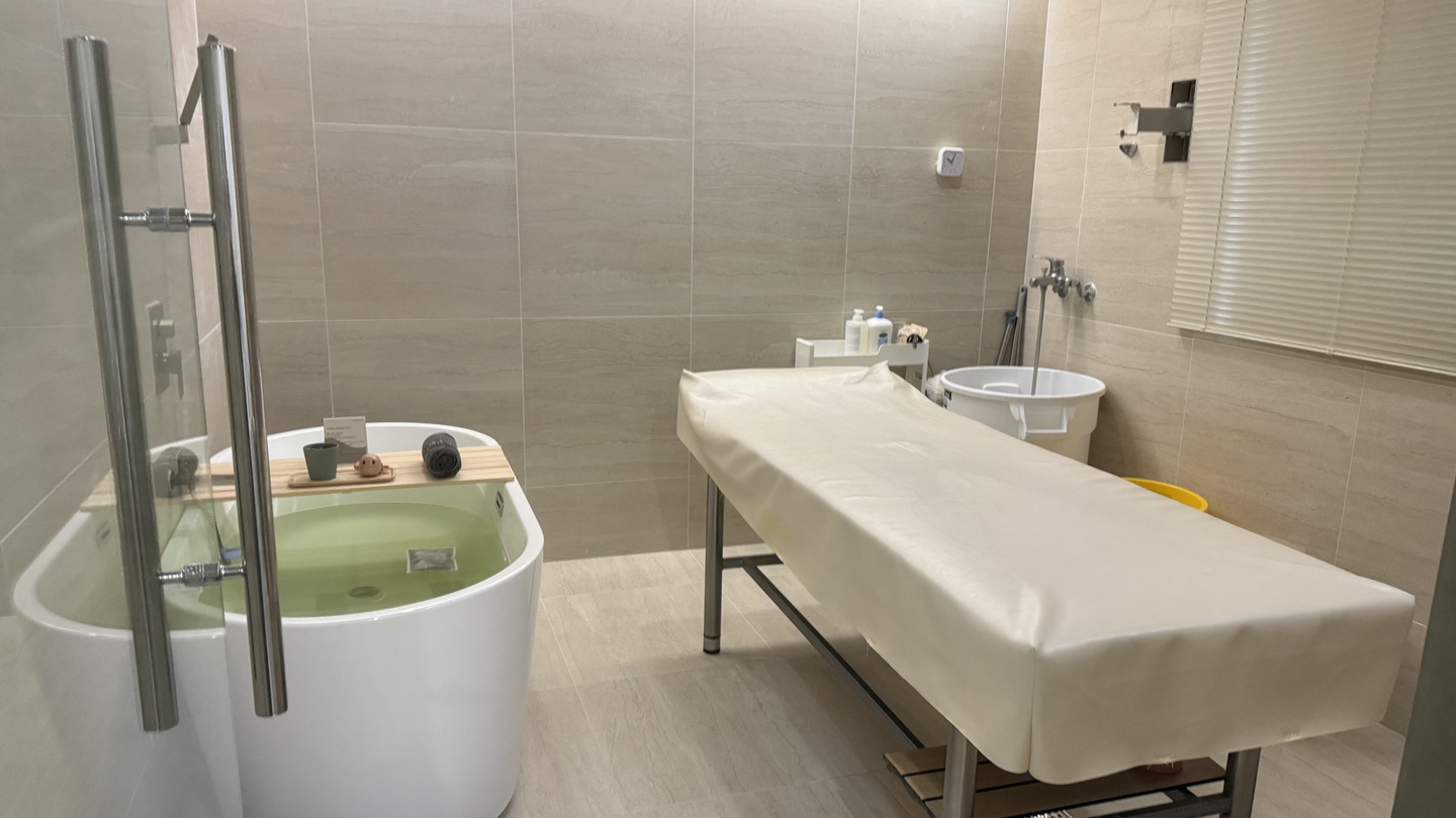  A bathtub is prepared with a mugwort bath bomb, accompanied by tea and a rubber mat for the scrub in one of the private rooms at seshin shop Damda. [WOO JI-WON]