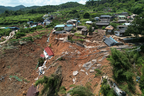 A view of Sangneung Village in Sancheong County, South Gyeongsang, where the ground has collapsed. A landslide triggered by torrential rains on July 19 buried homes and roads under mud and debris. [SANCHEONG COUNTY]