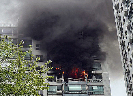 Fire breaks out at an apartment building in Changjeon-dong, Mapo District in western Seoul, on Aug. 17. [NEWS1]