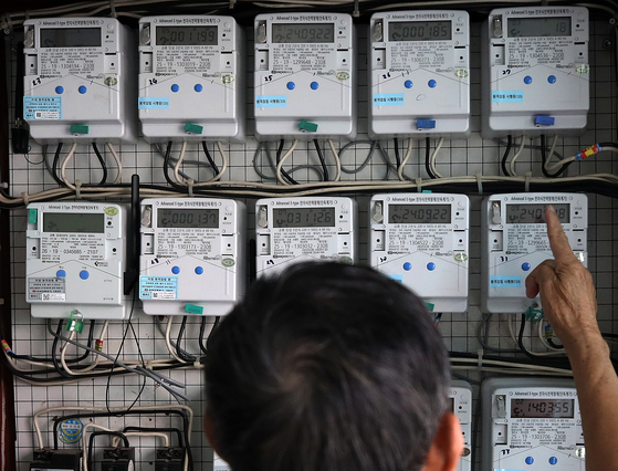 A citizen looks at electricity meters in a multiunit building Jongno District, central Seoul, on Sept. 22, 2024. [NEWS1]